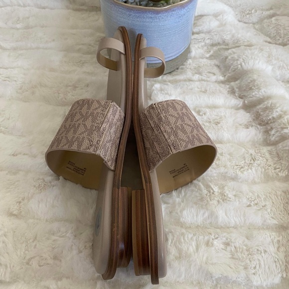 ‼️Flash SALE‼️✨🆕✨Brand New Michael Kors Sandals - Picture 5 of 5